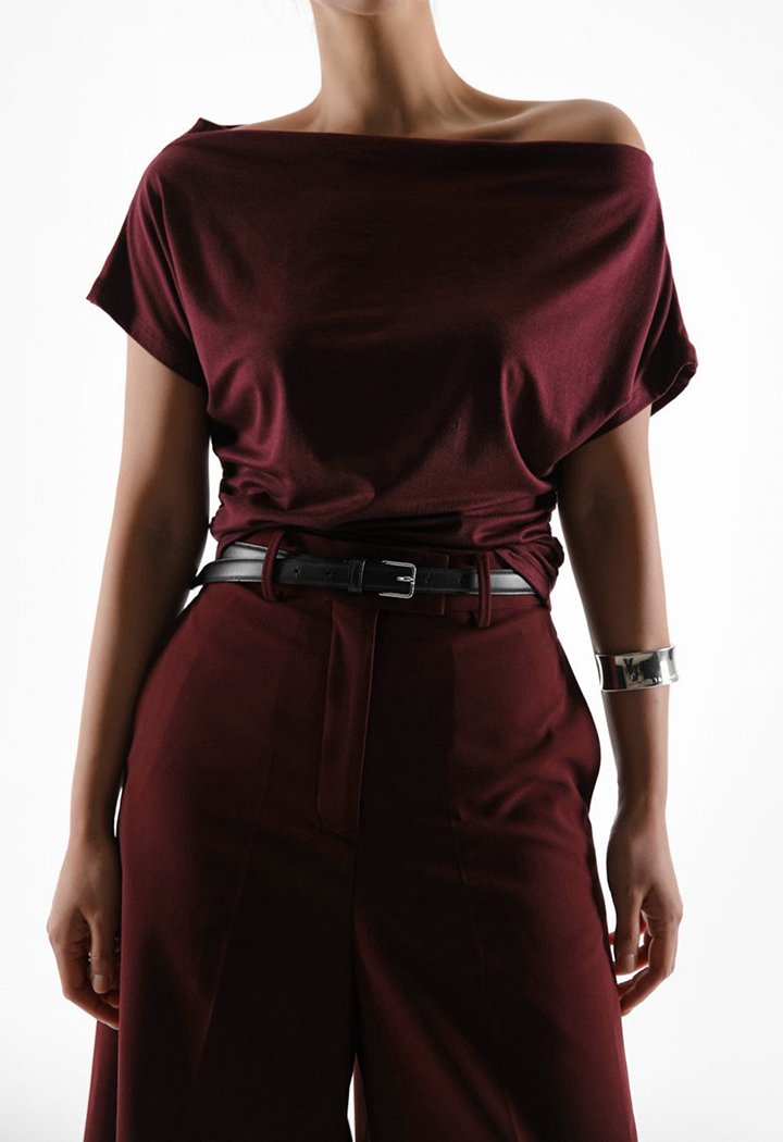 Kim
Asymmetric
Top
Burgundy
Off-shoulder
Draped
Elegant
Stylish
Soft
Modern
